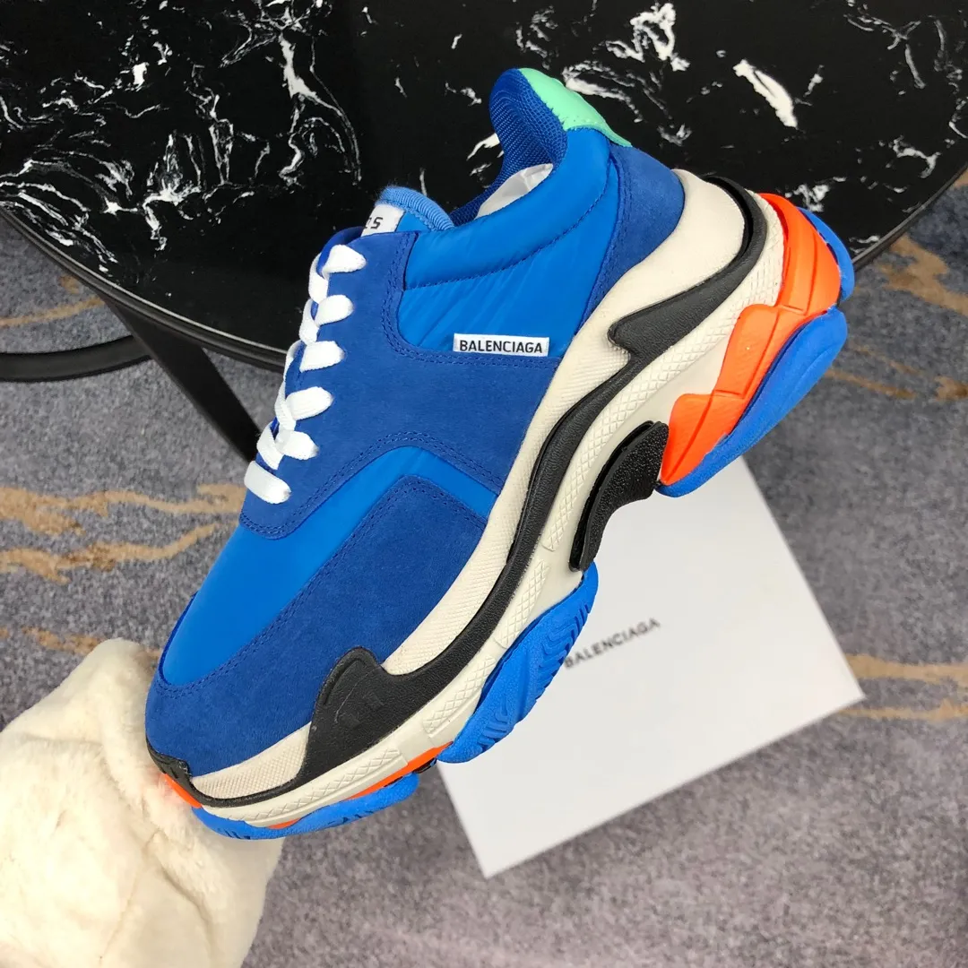 👟👟Ex-factory price 800👟👟 Balenciaga second generation 17 colors🖤 Balenciaga Triple-s Balenciaga-dad shoes. The world’s most popular retro jogging shoes 🔥. 🔺Retro distressed craftsmanship ~ original combination sole, heavy craftsmanship, not a low-end 2-layer combination sole! The upper is made of imported parachute cloth spliced ​​with nubuck matte, priced at 24 yuan per foot, which is different from the ordinary canvas on the market! The back is covered with cowhide high-frequency embossing! ⚠️When purchasing authentic products at the counter, I specifically asked the clerk about the materials. Size: 35-41 yards, men’s size 39-45, matching cloth bag, shoelaces, complete certificate of certification/men’s model will be notified later.